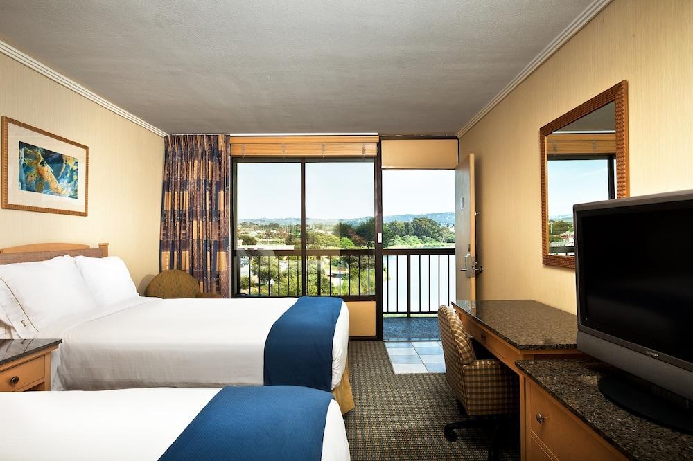 Holiday Inn Express At Monterey Bay By Ihg Сийсайд Екстериор снимка