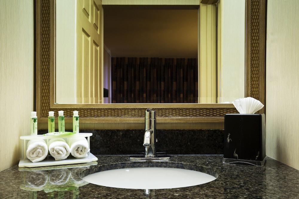 Holiday Inn Express At Monterey Bay By Ihg Сийсайд Екстериор снимка
