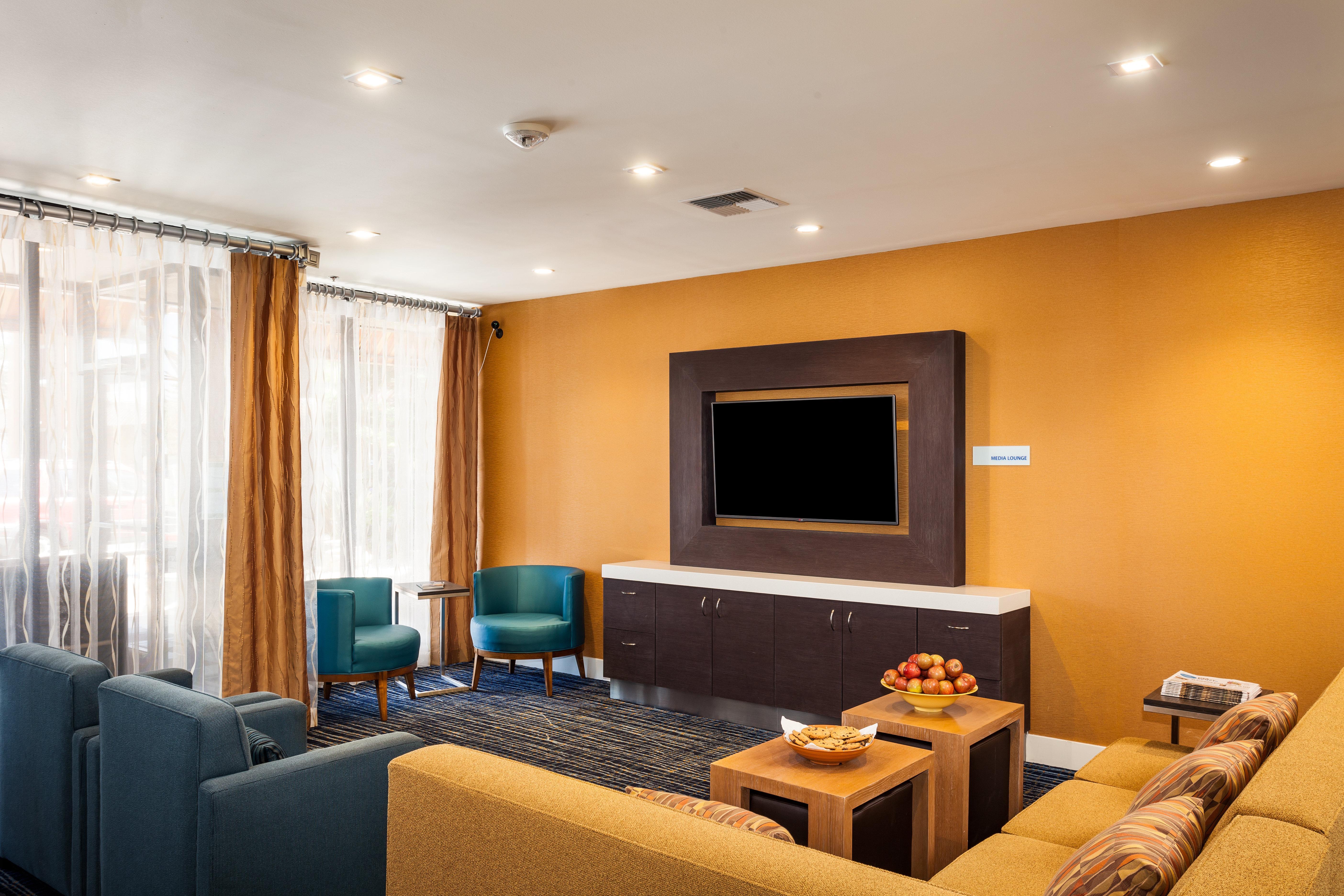 Holiday Inn Express At Monterey Bay By Ihg Сийсайд Екстериор снимка