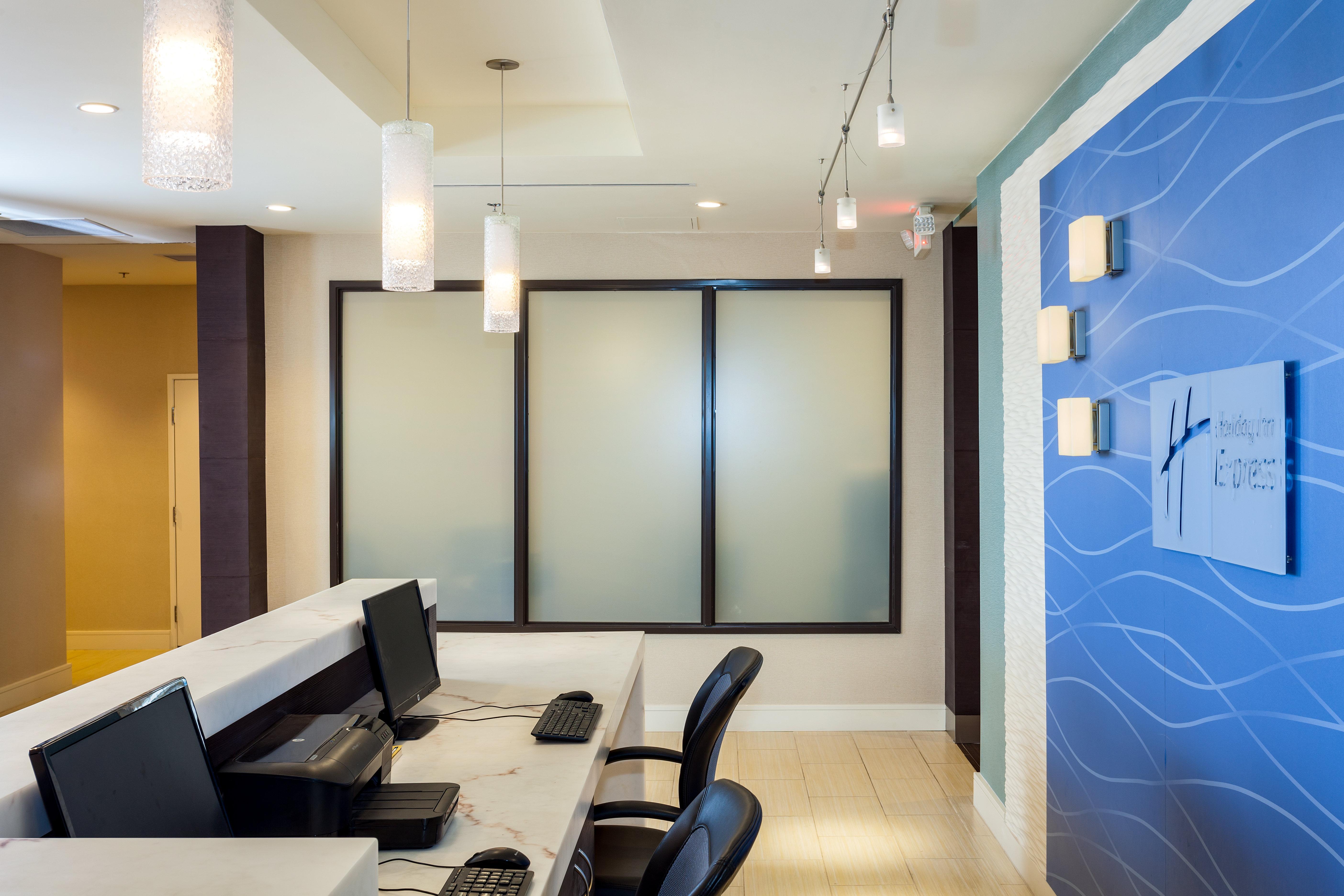 Holiday Inn Express At Monterey Bay By Ihg Сийсайд Екстериор снимка