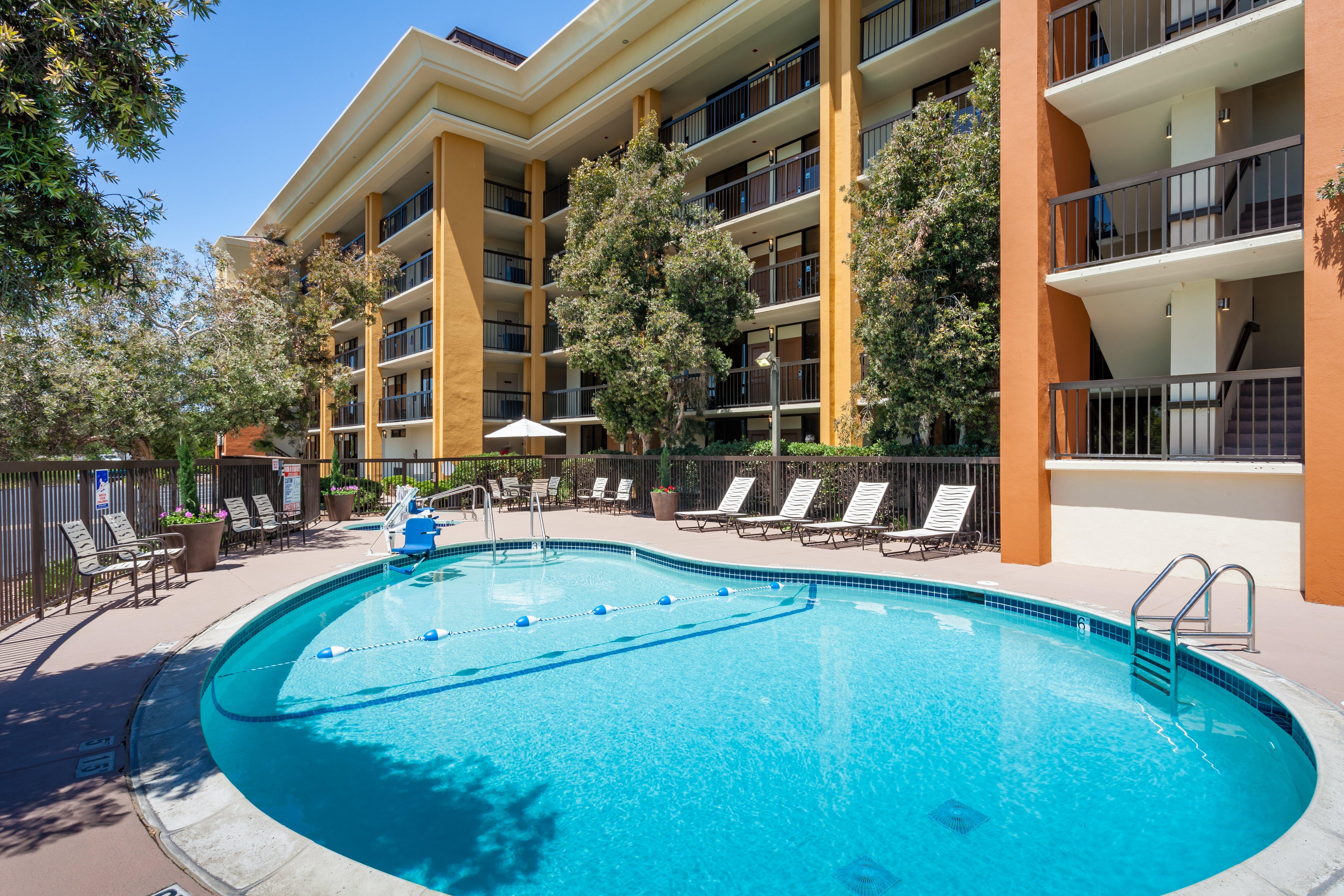 Holiday Inn Express At Monterey Bay By Ihg Сийсайд Екстериор снимка