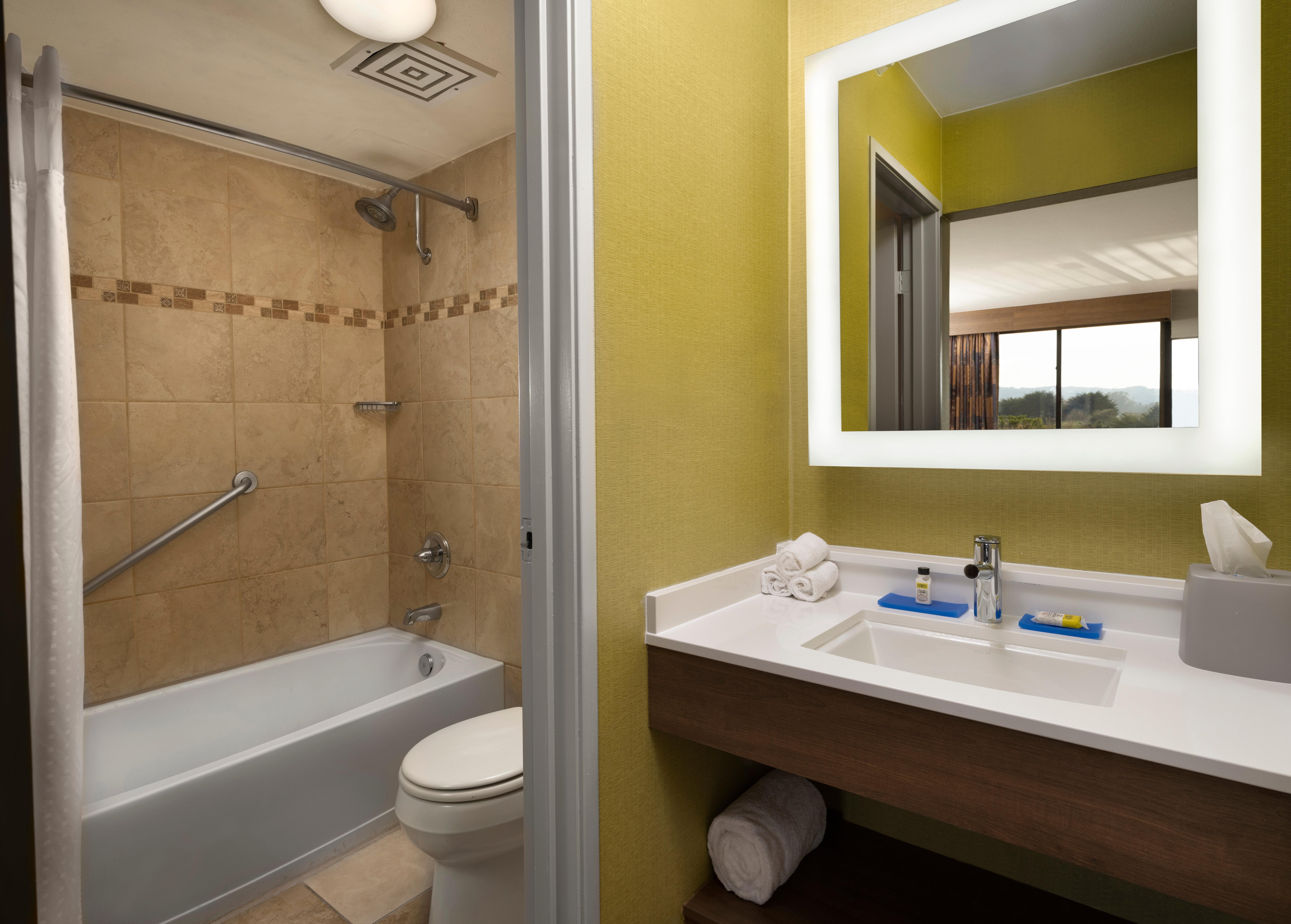 Holiday Inn Express At Monterey Bay By Ihg Сийсайд Екстериор снимка