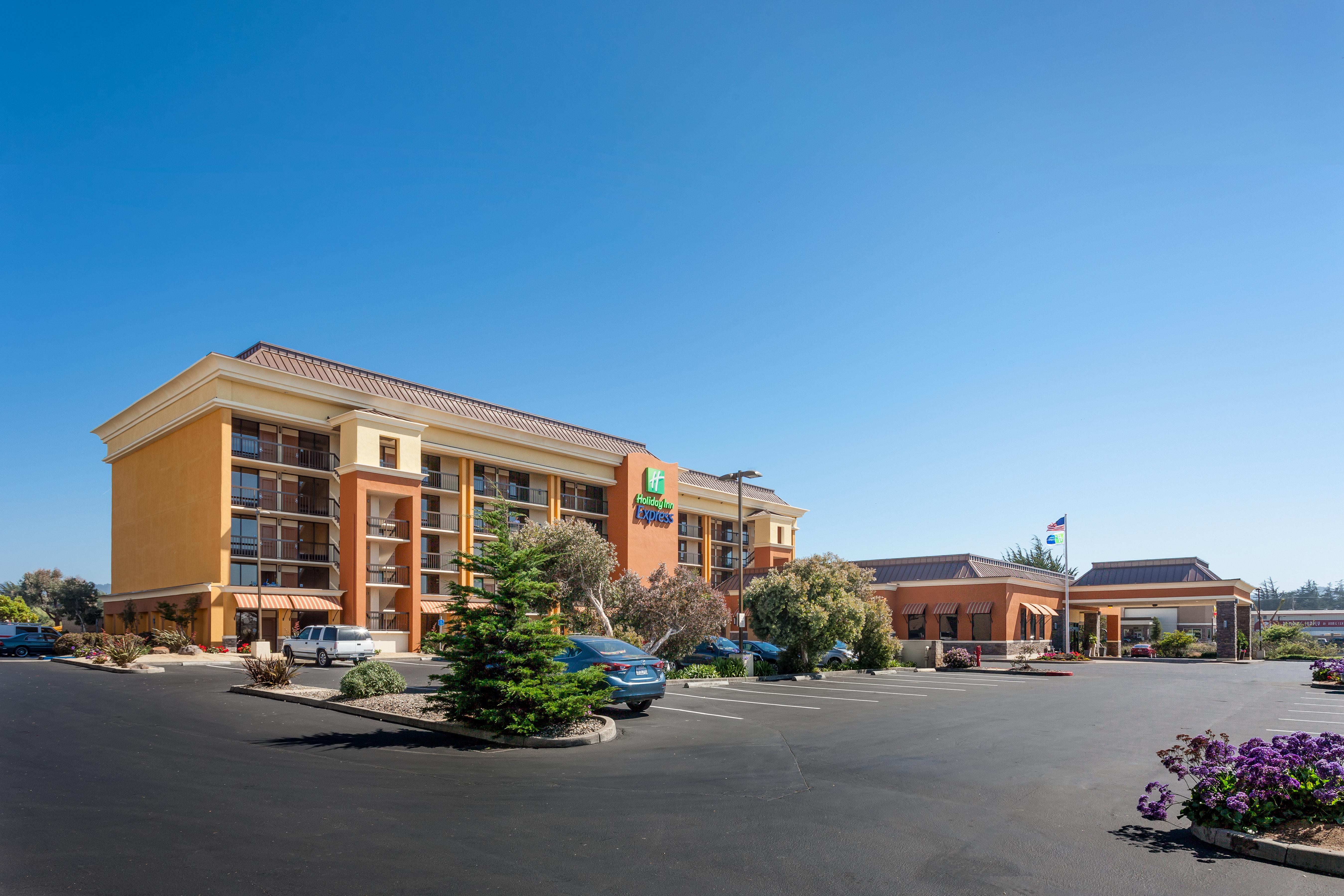 Holiday Inn Express At Monterey Bay By Ihg Сийсайд Екстериор снимка