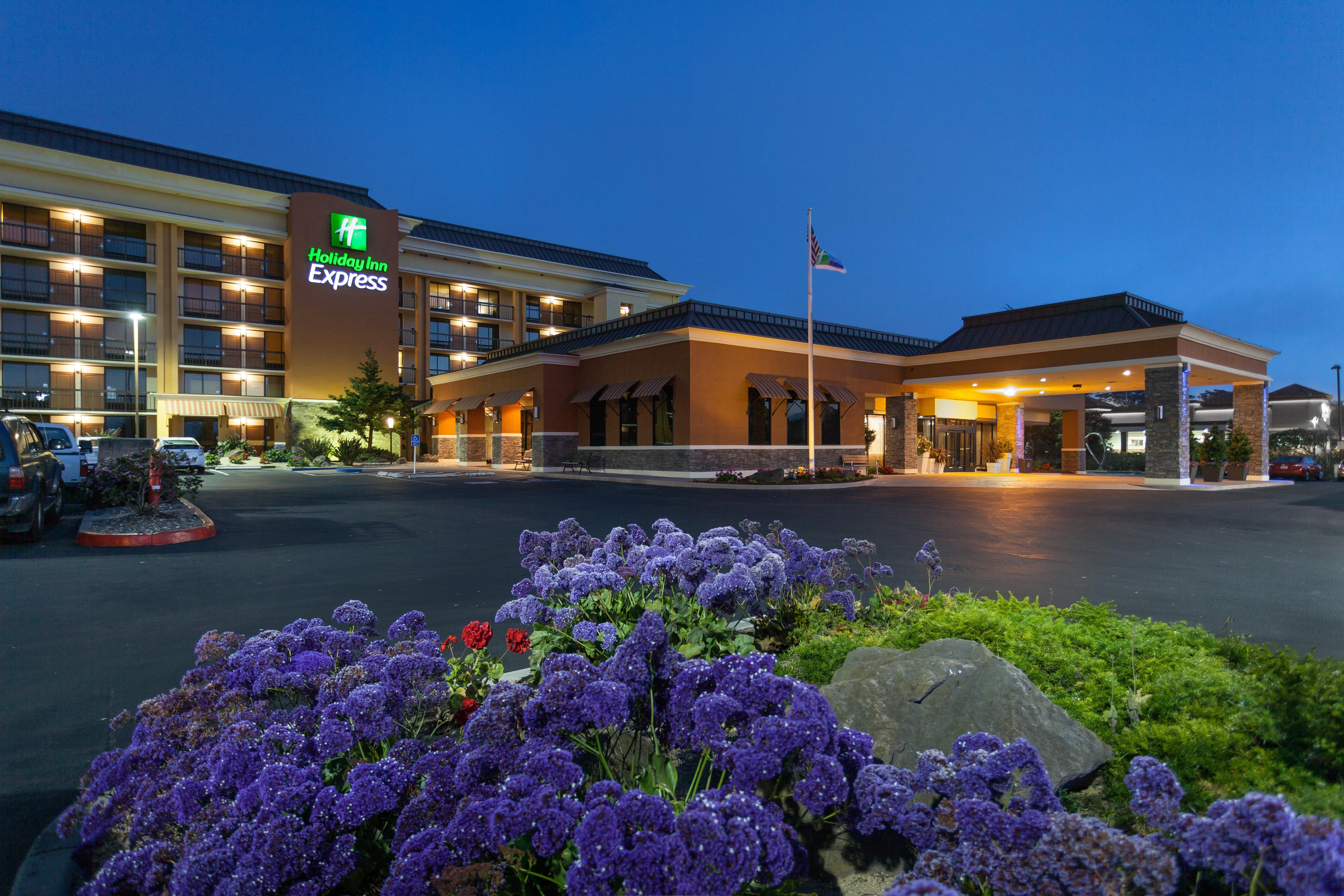 Holiday Inn Express At Monterey Bay By Ihg Сийсайд Екстериор снимка