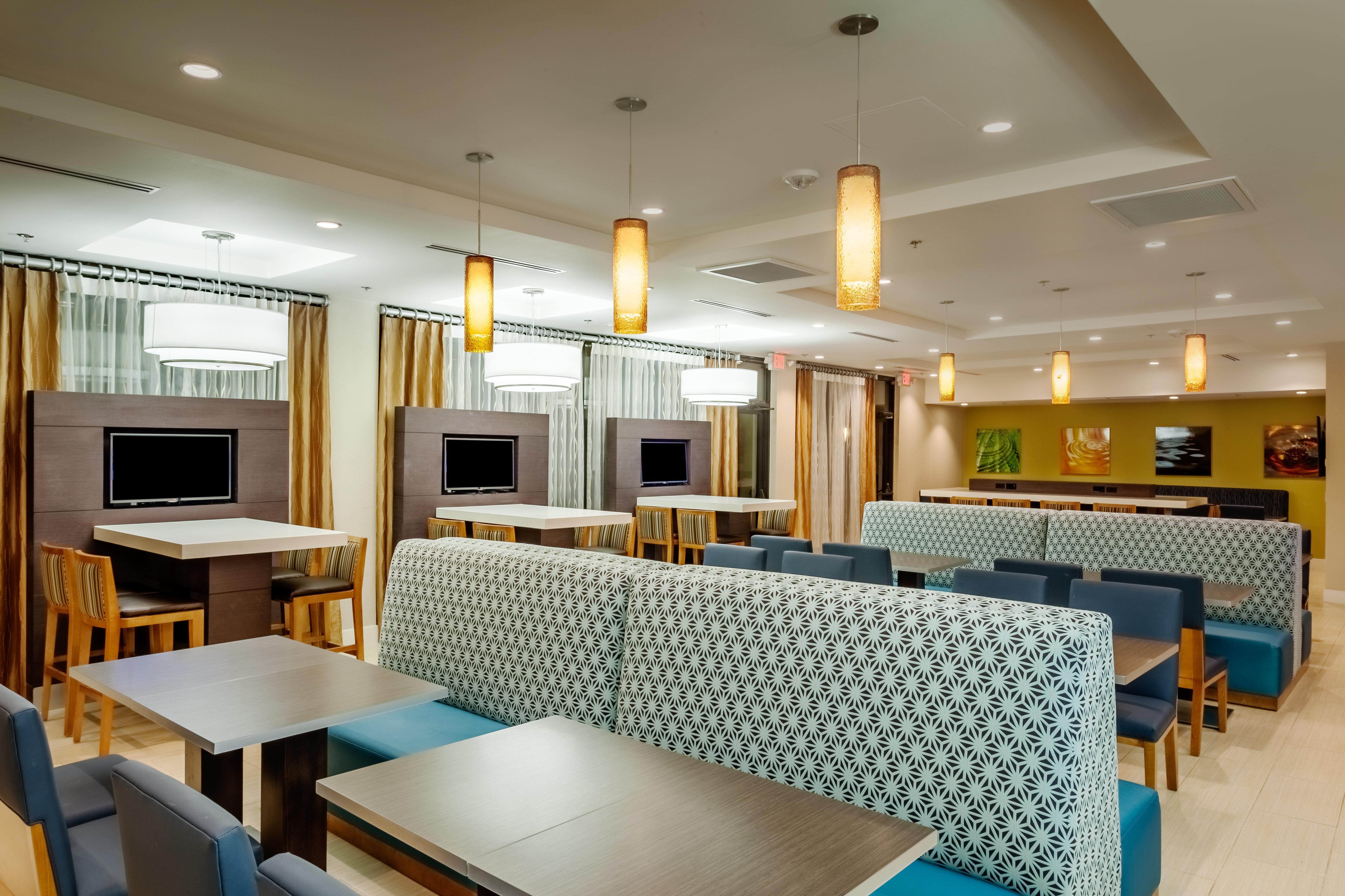 Holiday Inn Express At Monterey Bay By Ihg Сийсайд Екстериор снимка