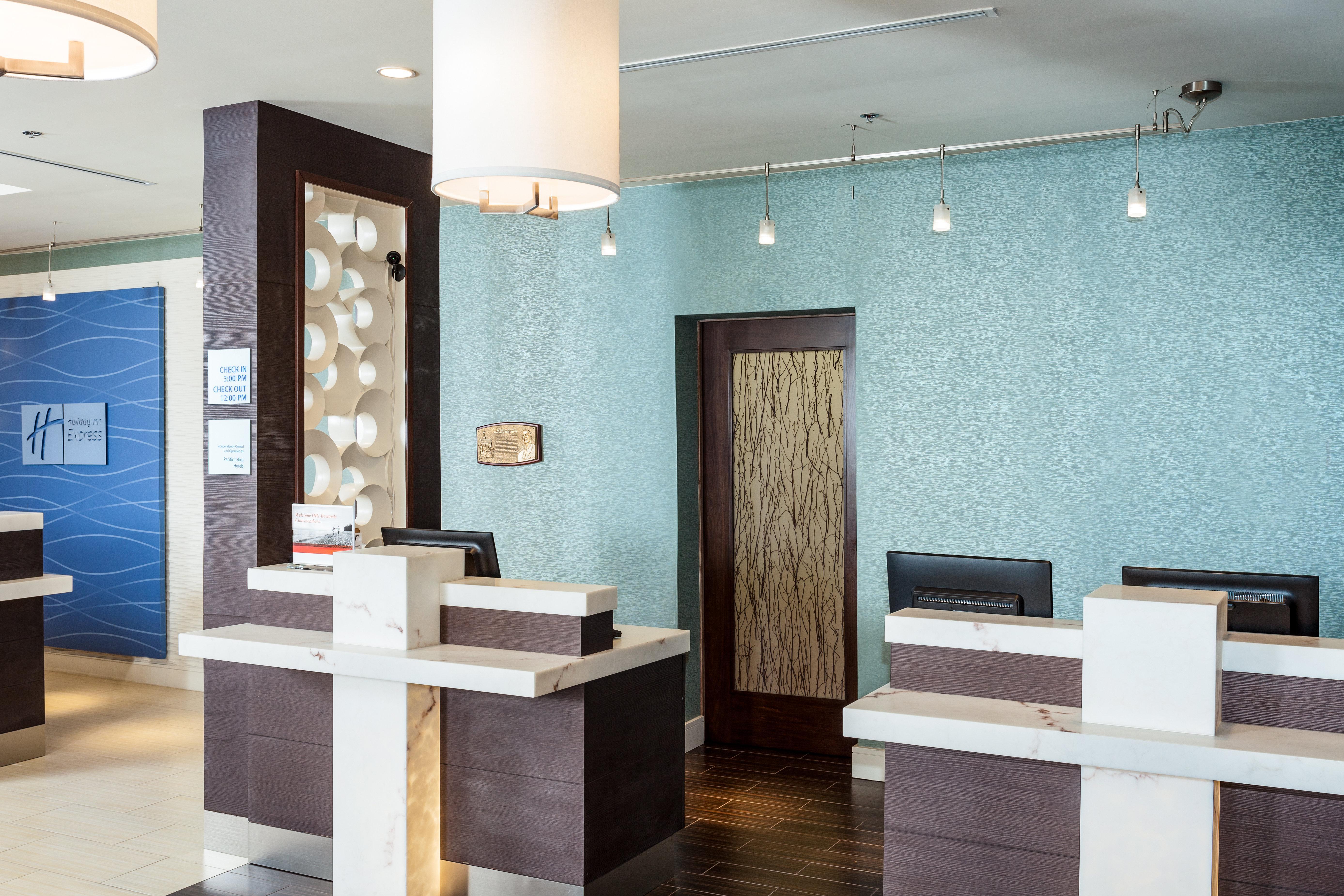 Holiday Inn Express At Monterey Bay By Ihg Сийсайд Екстериор снимка
