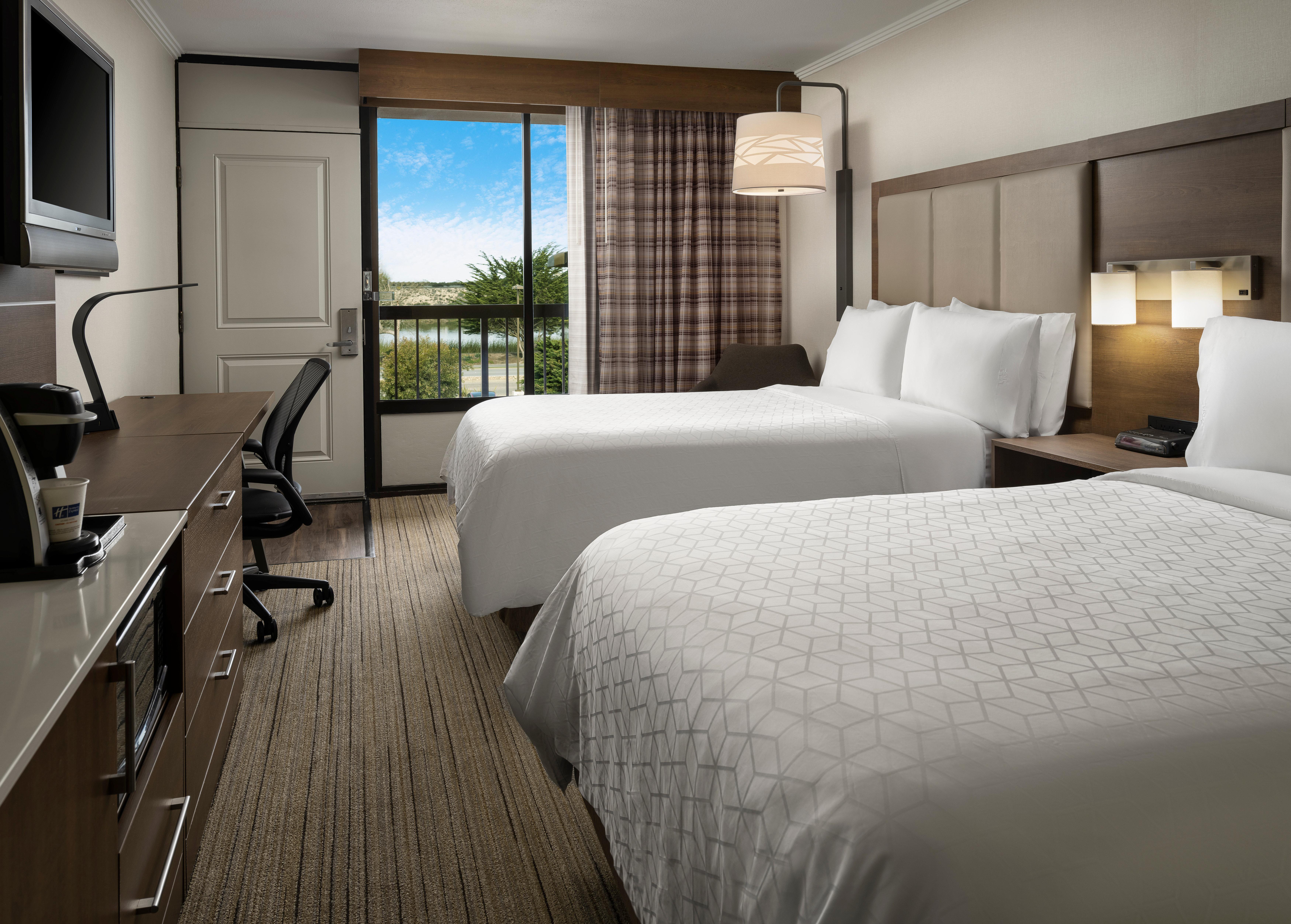 Holiday Inn Express At Monterey Bay By Ihg Сийсайд Екстериор снимка