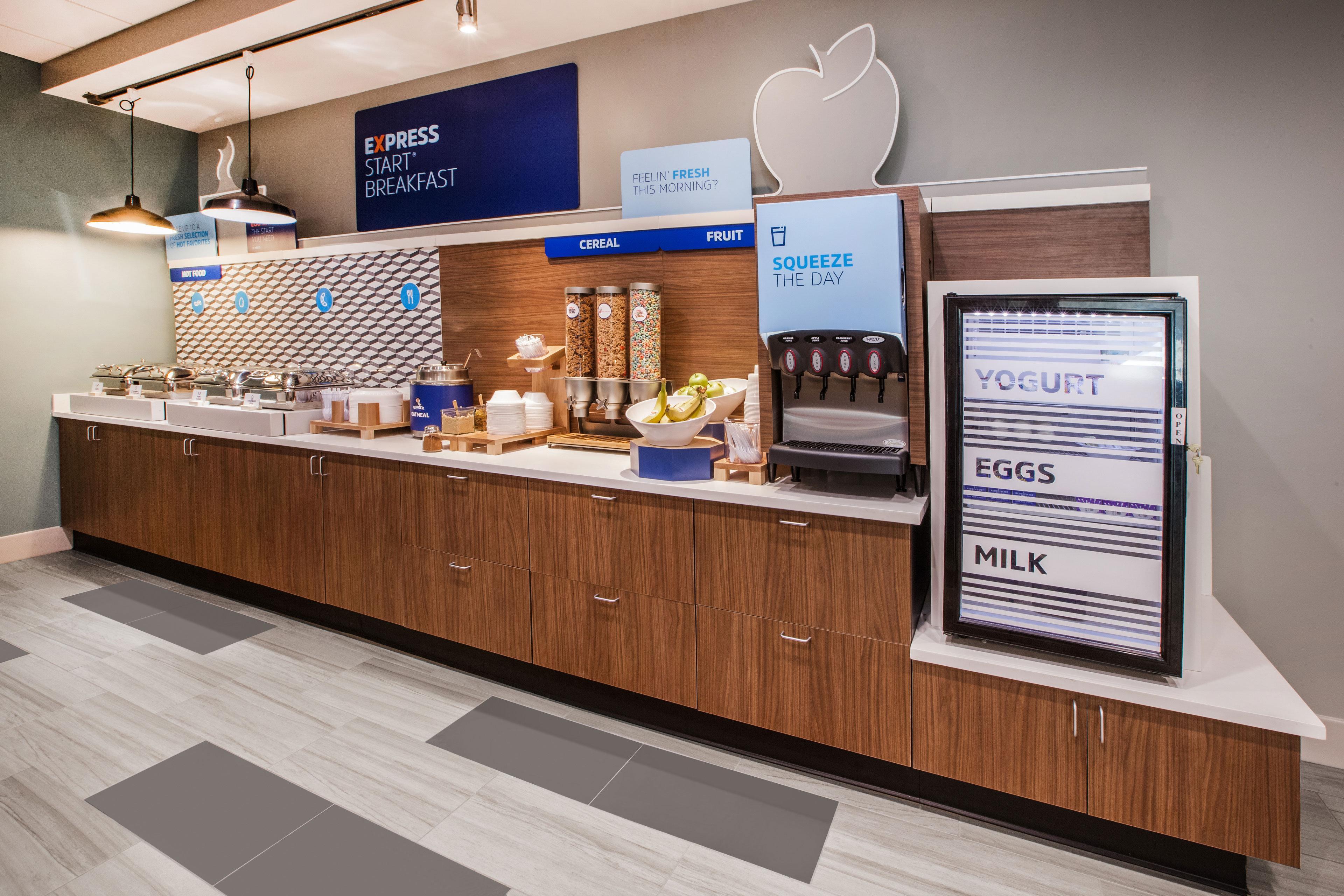 Holiday Inn Express At Monterey Bay By Ihg Сийсайд Екстериор снимка