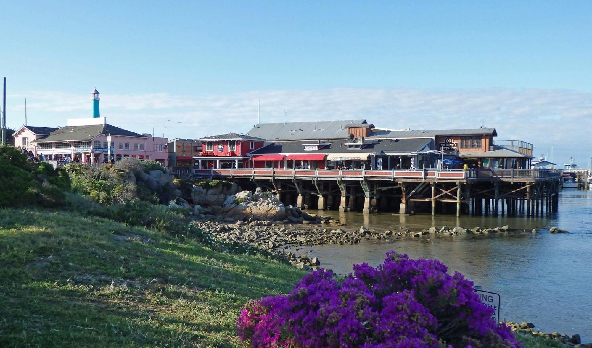 Holiday Inn Express At Monterey Bay By Ihg Сийсайд Екстериор снимка