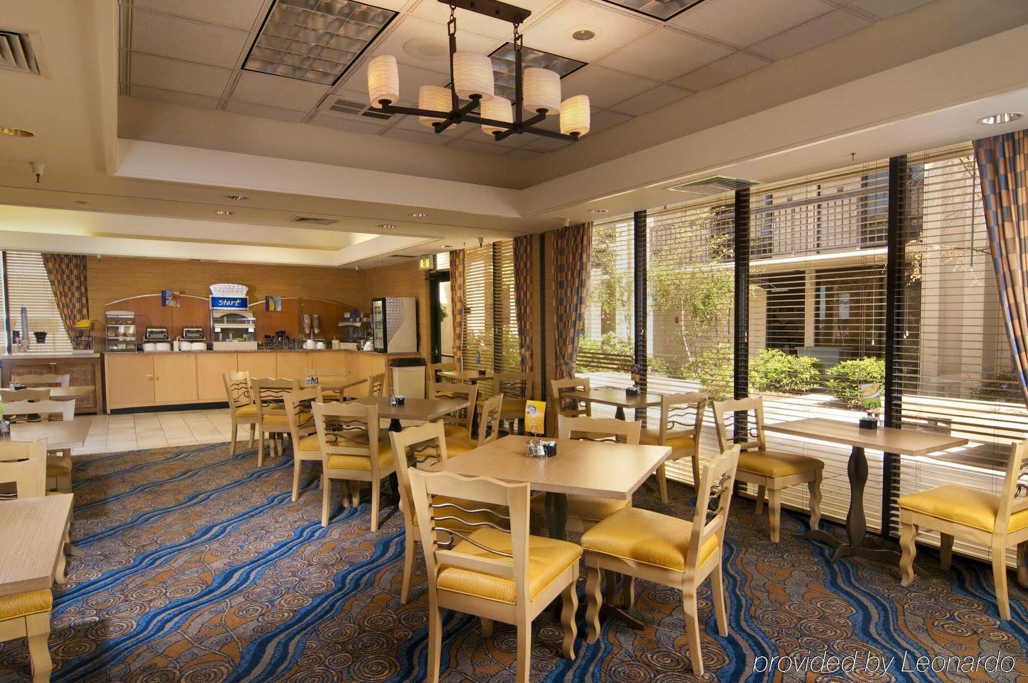 Holiday Inn Express At Monterey Bay By Ihg Сийсайд Екстериор снимка