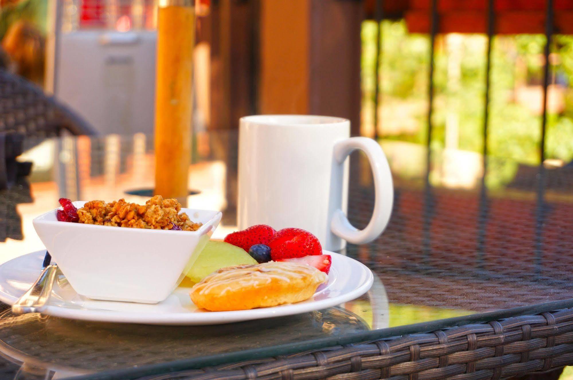 Holiday Inn Express At Monterey Bay By Ihg Сийсайд Екстериор снимка